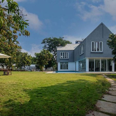 Twilight Grove By Stayvista - Pool- View Villa With Manicured Lawn, Contemporary Interiors & Home Theatre Карджат Екстер'єр фото