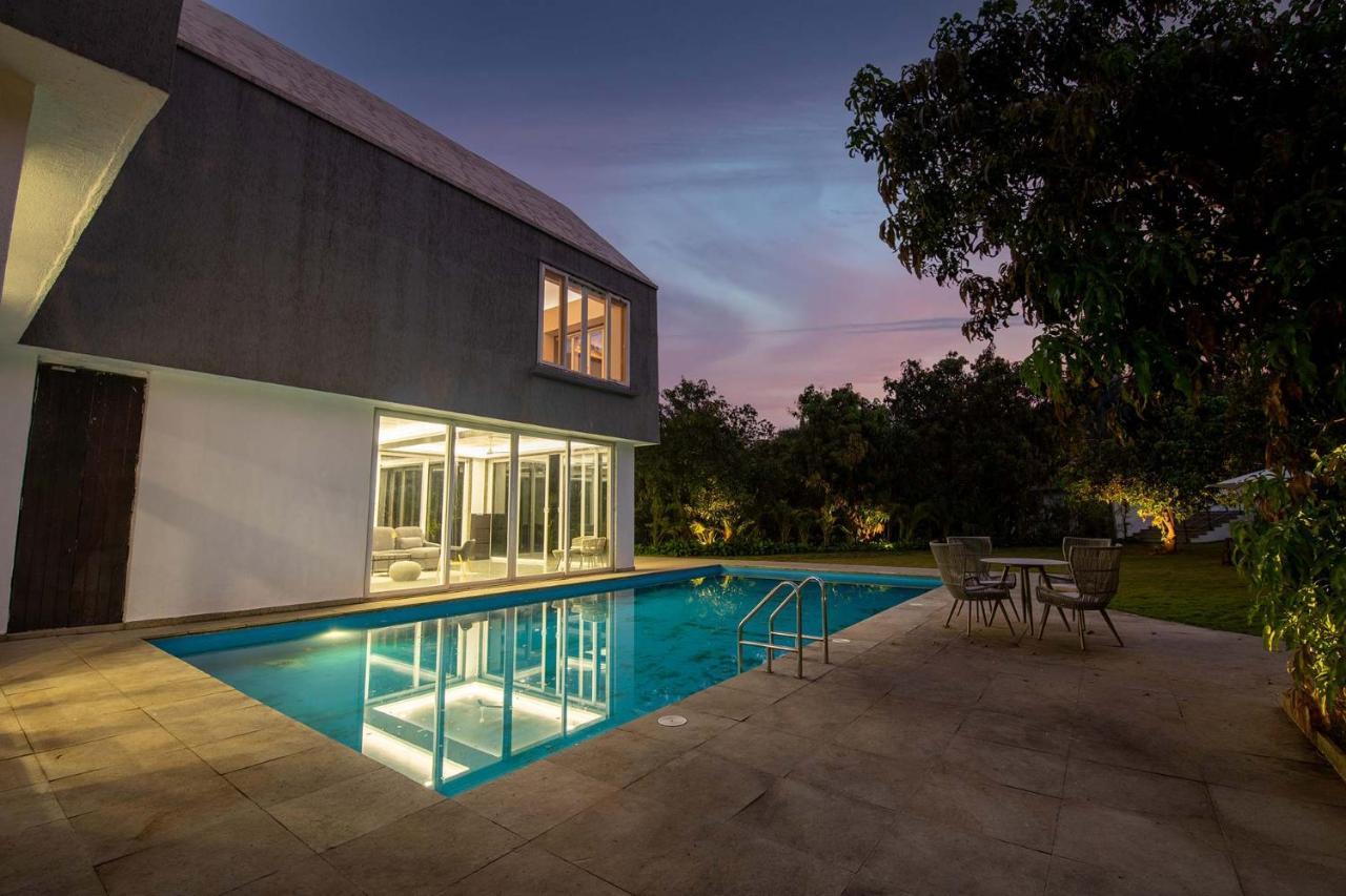 Twilight Grove By Stayvista - Pool- View Villa With Manicured Lawn, Contemporary Interiors & Home Theatre Карджат Екстер'єр фото