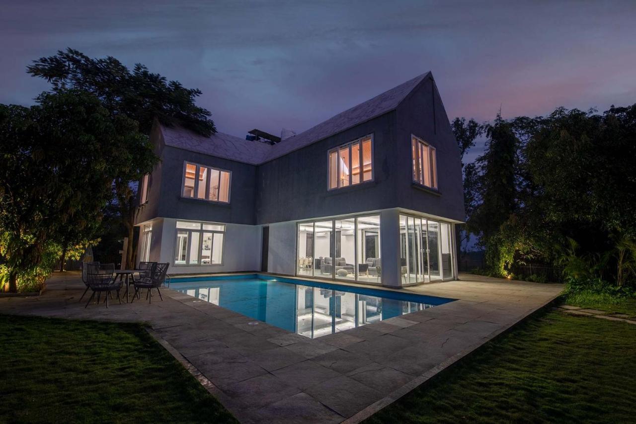 Twilight Grove By Stayvista - Pool- View Villa With Manicured Lawn, Contemporary Interiors & Home Theatre Карджат Екстер'єр фото