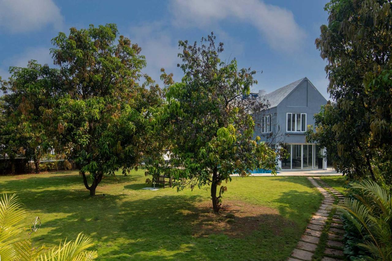 Twilight Grove By Stayvista - Pool- View Villa With Manicured Lawn, Contemporary Interiors & Home Theatre Карджат Екстер'єр фото